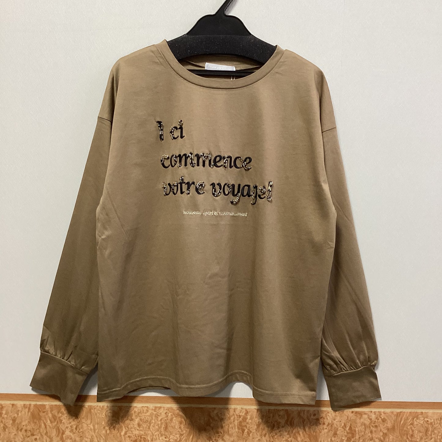 NICOLE white ロゴ刺繍長袖Tシャツ