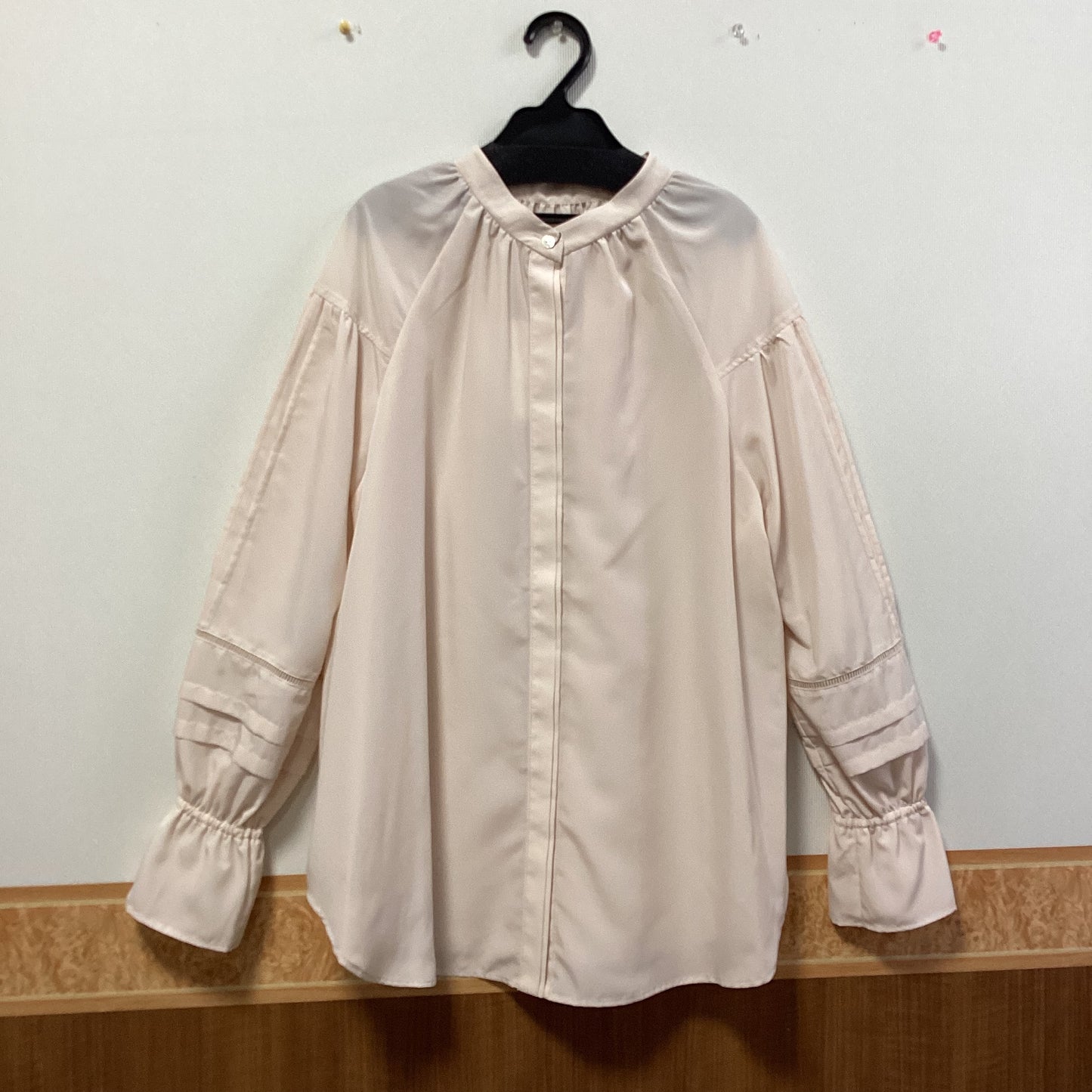 Lallia Mu スタンドカラー変形袖シャツ