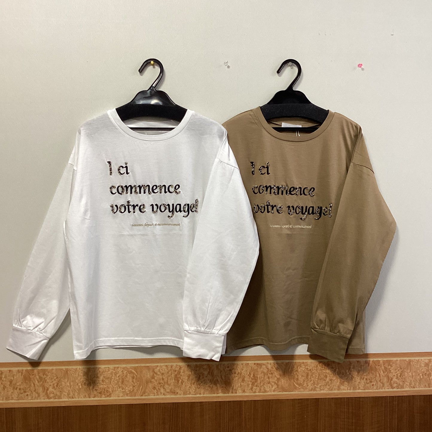 NICOLE white ロゴ刺繍長袖Tシャツ
