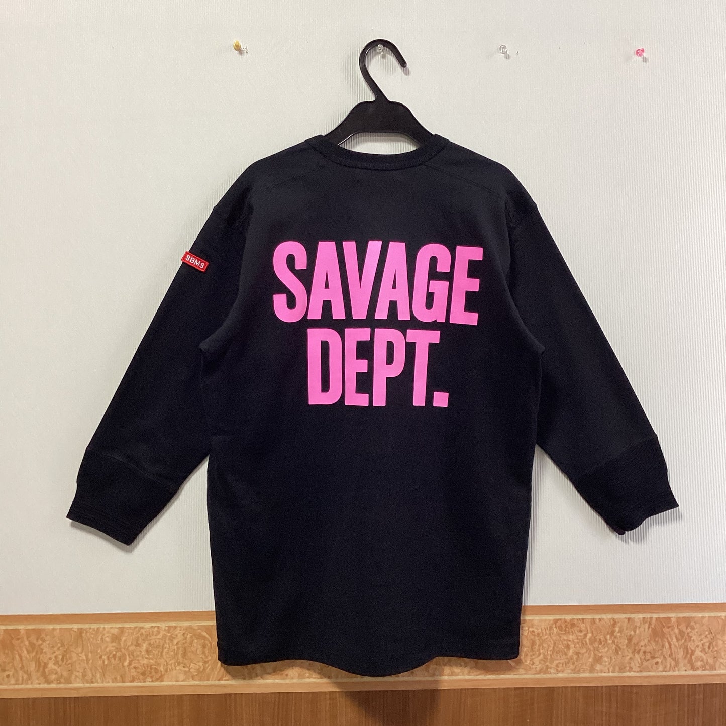 SBMS 綿100%ロゴプリント八分袖Tシャツ