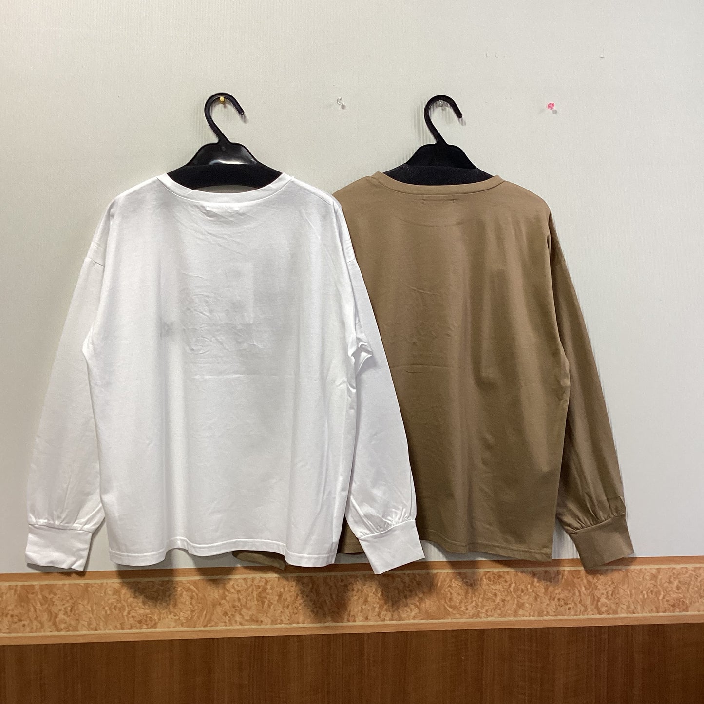 NICOLE white ロゴ刺繍長袖Tシャツ