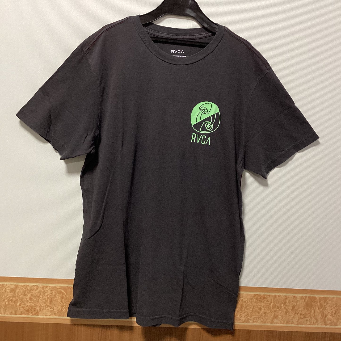 RVCA 綿100%プリント半袖Tシャツ