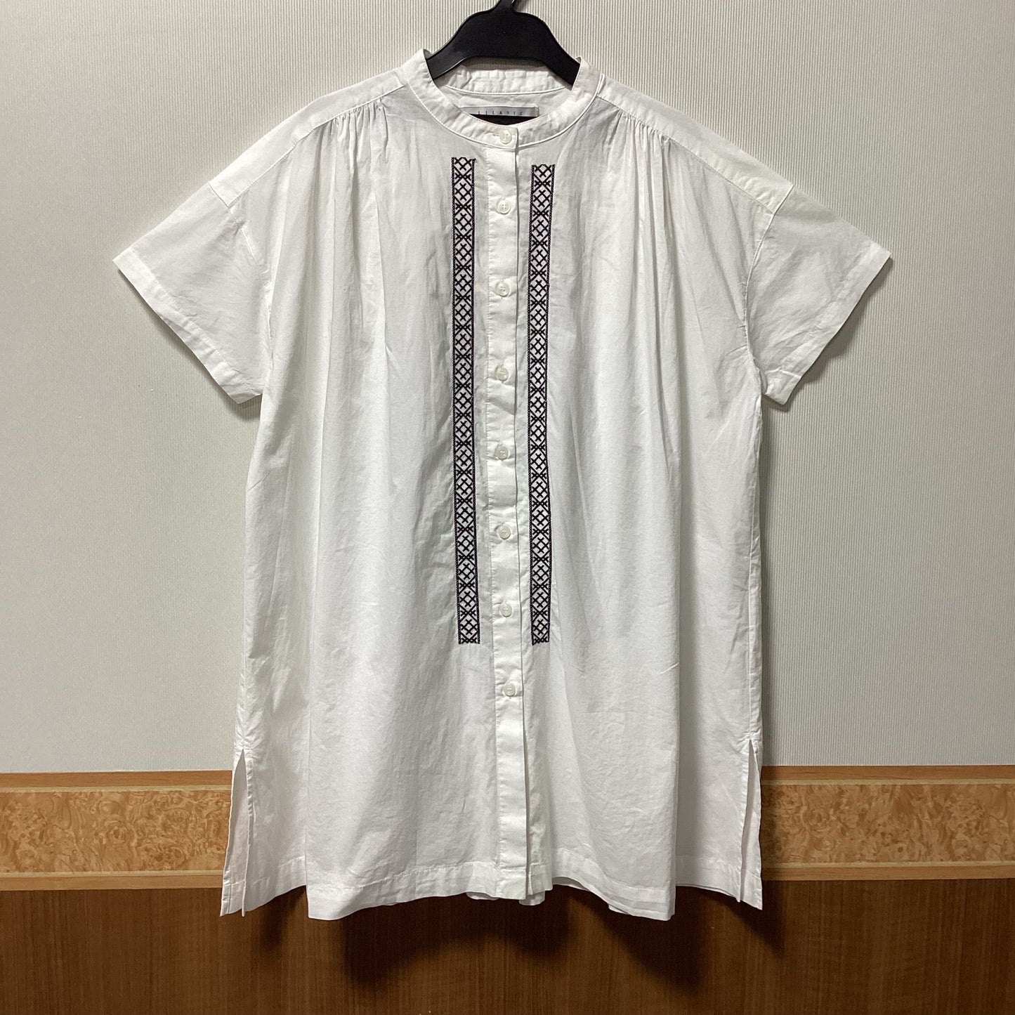 LILASIC ステッチ刺繍半袖チュニックシャツ