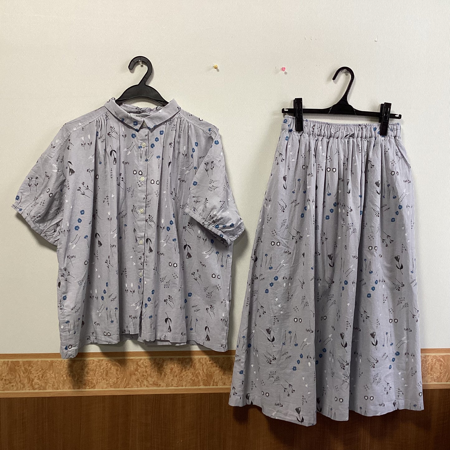 SUN VALLEY 小花柄ﾌﾚｱｲｰｼﾞｰｽｶｰﾄ
