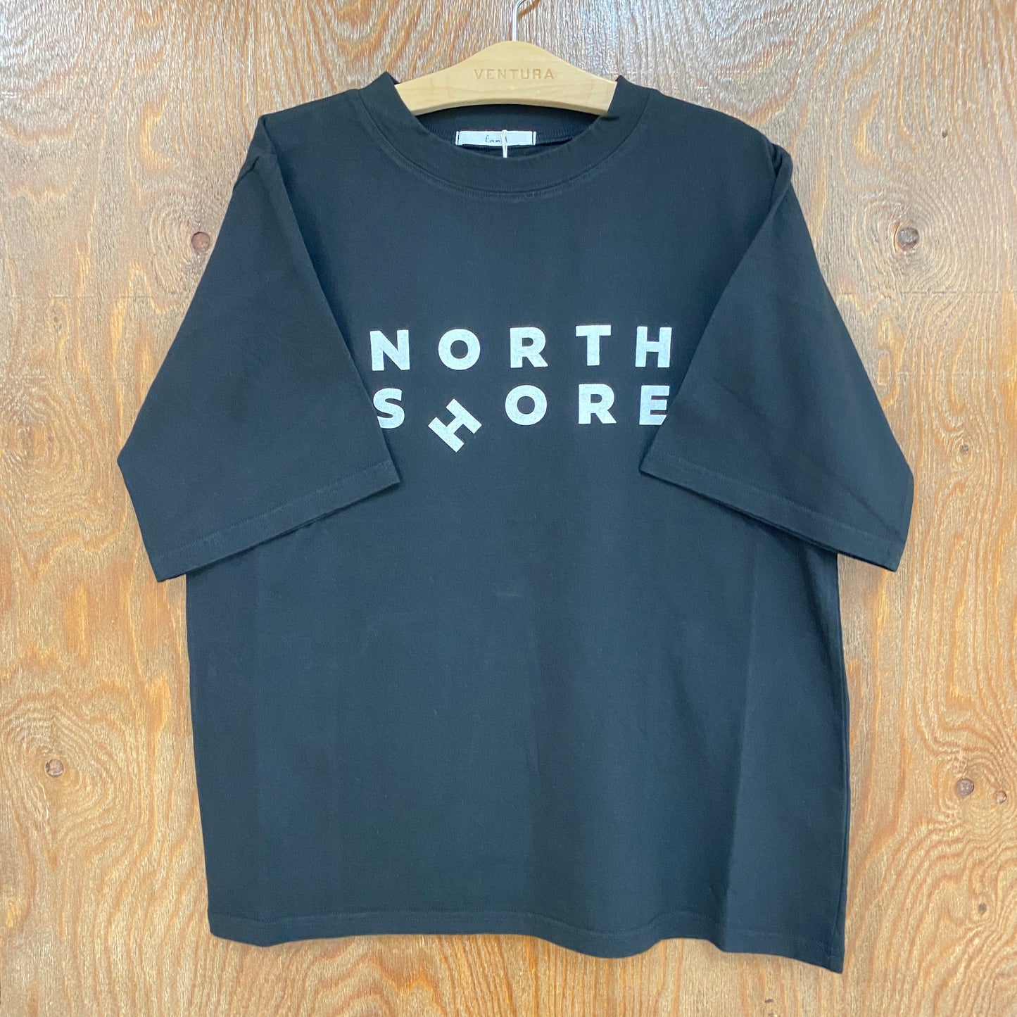 E.m.m.M North ShoreロゴTシャツ